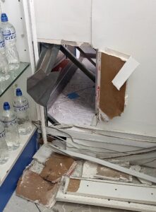 ATE: CANDIDATO A LA ALCALDÍA SUFRE ROBO DE SU BOTICA Y SE LLEVAN 3500 SOLES 30 FORADO A FARMACIA COMPRIMIDO