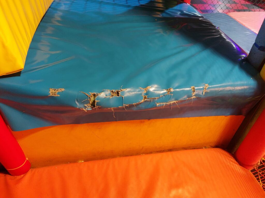 Mr. Joy Puruchuco: Trabajadores denuncian inseguridad en juegos 42 colchonetas rotas mr joy puruchuco